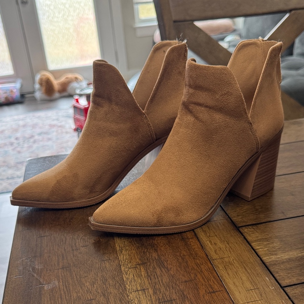 Suede brown ankle booties